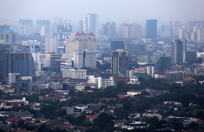Gedung bertingkat terlihat dari ketinggian di kawasan Jakarta Pusat, Senin (3/10/2022).