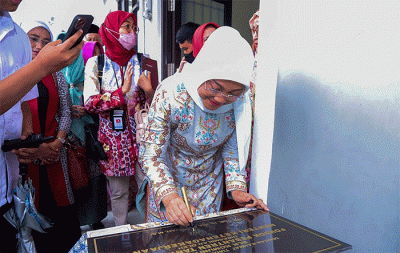Menteri Ketenagakerjaan Ida Fauziyah saat meresmikan BLK Komunitas di Pesantren Tanwiriyyah Cianjur, Jawa Barat, Selasa (4/10/2022).
