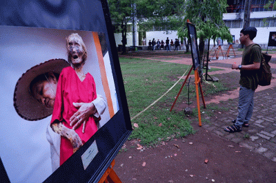 Sejumlah pengunjung menyaksikan pameran foto UKM Fotografi Unhas di Pelataran MKU Universitas Hasanuddin (Unhas), Makassar, Selasa (4/10/2022).