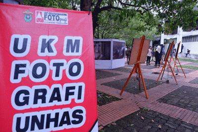 Sejumlah pengunjung menyaksikan pameran foto UKM Fotografi Unhas di Pelataran MKU Universitas Hasanuddin (Unhas), Makassar, Selasa (4/10/2022).