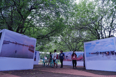 Sejumlah pengunjung menyaksikan pameran foto UKM Fotografi Unhas di Pelataran MKU Universitas Hasanuddin (Unhas), Makassar, Selasa (4/10/2022).