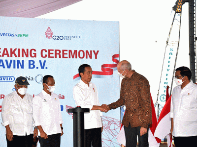 Presiden Joko Widodo melakukan peletakan batu pertama pabrik PT Wavin Manufacturing Indonesia di Kawasan Industri Terpadu Batang (KITB), Kabupaten Batang.