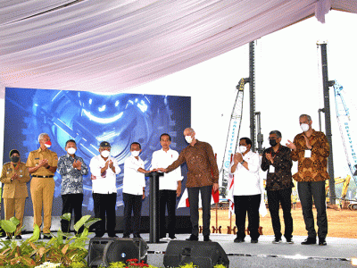 Presiden Joko Widodo melakukan peletakan batu pertama pabrik PT Wavin Manufacturing Indonesia di Kawasan Industri Terpadu Batang (KITB), Kabupaten Batang.