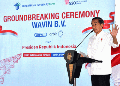 Presiden Joko Widodo melakukan peletakan batu pertama pabrik PT Wavin Manufacturing Indonesia di Kawasan Industri Terpadu Batang (KITB), Kabupaten Batang.