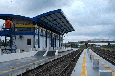 Aktivitas pekerja menyelesaikan proyek rel Kereta Api di kawasan Stasiun Pangkajene, Kabupaten Pangkep, Sulawesi Selatan, Senin (3/10/2022).