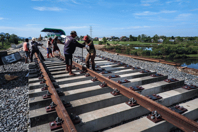 Aktivitas pekerja menyelesaikan proyek rel Kereta Api di kawasan Stasiun Pangkajene, Kabupaten Pangkep, Sulawesi Selatan, Senin (3/10/2022).
