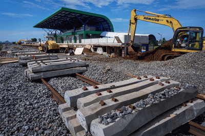Aktivitas pekerja menyelesaikan proyek rel Kereta Api di kawasan Stasiun Pangkajene, Kabupaten Pangkep, Sulawesi Selatan, Senin (3/10/2022).