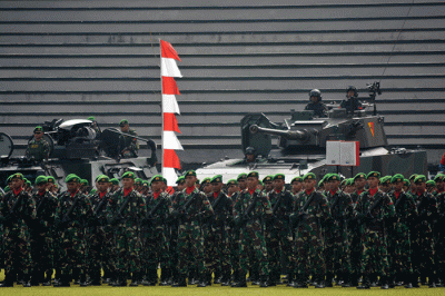 Pangdam IV/Diponegoro Mayjen TNI Widi Prasetijono melakukan inspeksi pasukan mengawali upacara peringatan HUT ke-77 TNI.