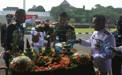 Pangdam IV/Diponegoro Mayjen TNI Widi Prasetijono melakukan inspeksi pasukan mengawali upacara peringatan HUT ke-77 TNI.