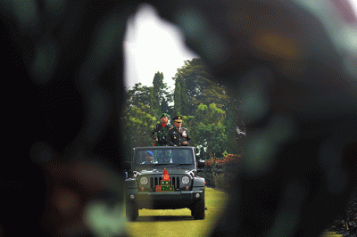 Pangdam IV/Diponegoro Mayjen TNI Widi Prasetijono melakukan inspeksi pasukan mengawali upacara peringatan HUT ke-77 TNI.
