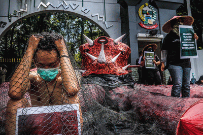 Puluhan perempuan asal pulau Kodingareng menggelar aksi unjuk rasa di depan kantor Gubernur Sulsel, Rabu (5/10/2022).