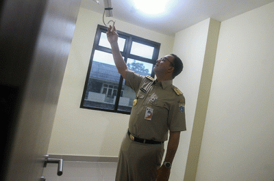Gubernur DKI Jakarta Anies Baswedan didampingi Wakapolda Metro Jaya Brigjen Pol Hendro Pandowo (kedua kanan) saat meninjau rumah susun Asrama Polri Menteng.