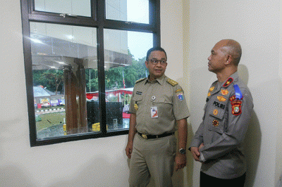 Gubernur DKI Jakarta Anies Baswedan didampingi Wakapolda Metro Jaya Brigjen Pol Hendro Pandowo (kedua kanan) saat meninjau rumah susun Asrama Polri Menteng.