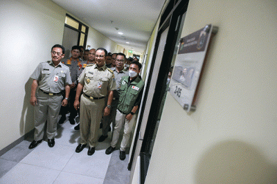 Gubernur DKI Jakarta Anies Baswedan didampingi Wakapolda Metro Jaya Brigjen Pol Hendro Pandowo (kedua kanan) saat meninjau rumah susun Asrama Polri Menteng.