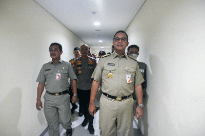 Gubernur DKI Jakarta Anies Baswedan didampingi Wakapolda Metro Jaya Brigjen Pol Hendro Pandowo (kedua kanan) saat meninjau rumah susun Asrama Polri Menteng.