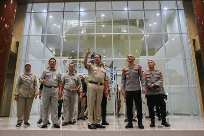 Gubernur DKI Jakarta Anies Baswedan didampingi Wakapolda Metro Jaya Brigjen Pol Hendro Pandowo (kedua kanan) saat meninjau rumah susun Asrama Polri Menteng.