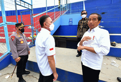 Presiden Joko Widodo (kiri) berbincang dengan Ketua Umum PSSI Mochamad Iriawan saat meninjau lokasi kerusuhan di stadion Kanjuruhan, Malang, Jawa Timur.