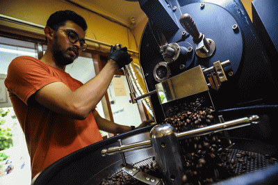 Pemilik cafe sedang melakukan Roasting Kopi di Jakarta, Selasa (4/10/2022).