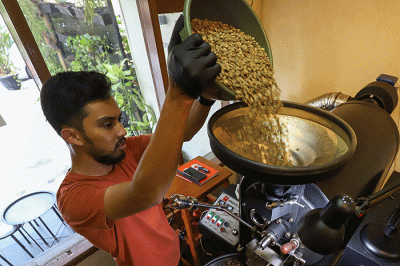 Pemilik cafe sedang melakukan Roasting Kopi di Jakarta, Selasa (4/10/2022).