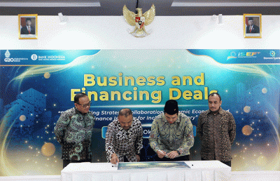 Penandatanganan perjanjian kerja sama BSI dengan LinkAja terkait implementasi layanan tarik tunai saldo LinkAja Syariah tanpa kartu di seluruh ATM BSI.