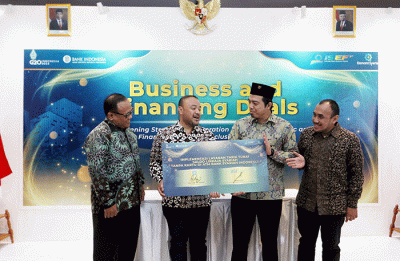 Penandatanganan perjanjian kerja sama BSI dengan LinkAja terkait implementasi layanan tarik tunai saldo LinkAja Syariah tanpa kartu di seluruh ATM BSI.