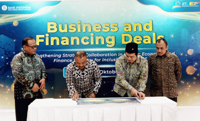 Penandatanganan perjanjian kerja sama BSI dengan LinkAja terkait implementasi layanan tarik tunai saldo LinkAja Syariah tanpa kartu di seluruh ATM BSI.