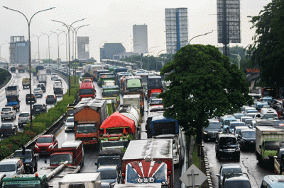 Sejumlah kendaraan terjebak kemacetan saat melintas di kawasan Jalan TB Simatupang, Jakarta Selatan, Kamis (6/10/2022).