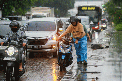 Sejumlah kendaraan terjebak kemacetan saat melintas di kawasan Jalan TB Simatupang, Jakarta Selatan, Kamis (6/10/2022).