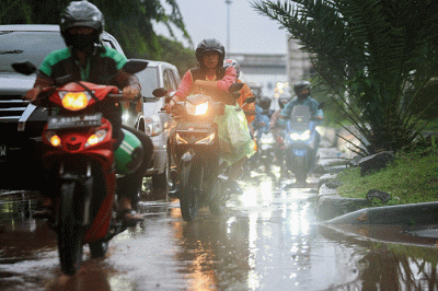 Sejumlah kendaraan terjebak kemacetan saat melintas di kawasan Jalan TB Simatupang, Jakarta Selatan, Kamis (6/10/2022).