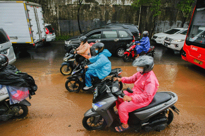 Sejumlah kendaraan terjebak kemacetan saat melintas di kawasan Jalan TB Simatupang, Jakarta Selatan, Kamis (6/10/2022).