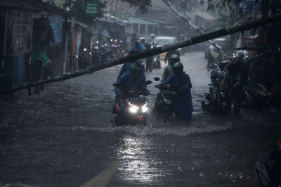 Sejumlah warga mendorong sepeda motornya saat banjir di Taman Cilandak Raya, Lebak Bulus, Jakarta Selatan, Kamis (6/10/2022).
