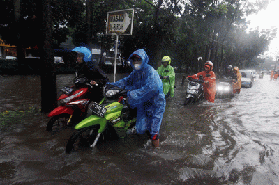 Sejumlah warga mendorong sepeda motornya saat banjir di Taman Cilandak Raya, Lebak Bulus, Jakarta Selatan, Kamis (6/10/2022).