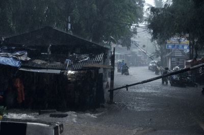 Sejumlah warga mendorong sepeda motornya saat banjir di Taman Cilandak Raya, Lebak Bulus, Jakarta Selatan, Kamis (6/10/2022).