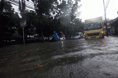 Sejumlah warga mendorong sepeda motornya saat banjir di Taman Cilandak Raya, Lebak Bulus, Jakarta Selatan, Kamis (6/10/2022).