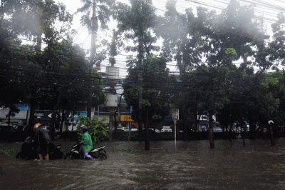 Sejumlah warga mendorong sepeda motornya saat banjir di Taman Cilandak Raya, Lebak Bulus, Jakarta Selatan, Kamis (6/10/2022).