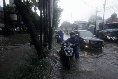 Sejumlah warga mendorong sepeda motornya saat banjir di Taman Cilandak Raya, Lebak Bulus, Jakarta Selatan, Kamis (6/10/2022).
