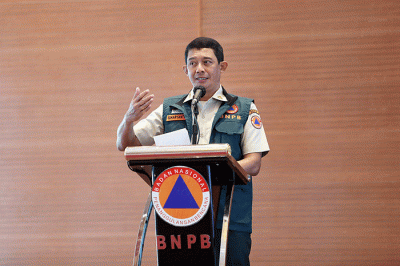 Kepala Badan Nasional Penanggulangan Bencana (BNPB) Letjen TNI Suharyanto melepas secara simbolis para tenaga kesehatan di Aula Sutopo Purwonugroho, Graha BNPB.