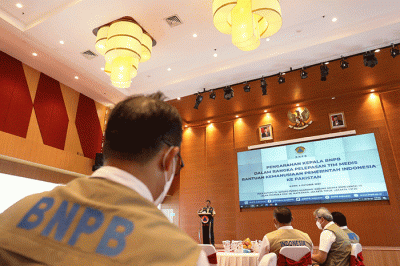 Kepala Badan Nasional Penanggulangan Bencana (BNPB) Letjen TNI Suharyanto melepas secara simbolis para tenaga kesehatan di Aula Sutopo Purwonugroho, Graha BNPB.