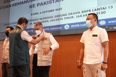 Kepala Badan Nasional Penanggulangan Bencana (BNPB) Letjen TNI Suharyanto melepas secara simbolis para tenaga kesehatan di Aula Sutopo Purwonugroho, Graha BNPB.
