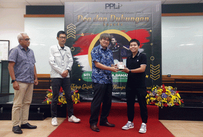 President Direktur PPLI Yoshiaki Chida (kedua kanan) menyerahkan medali emas kepada pebulu tangkis Indonesia Siti Fadia di Training Center PPLI.