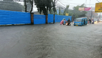 Pengendara menerobos banjir di Jalan Cirendeu Raya, Tangerang Selatan, Banten, Kamis (6/10/2022).