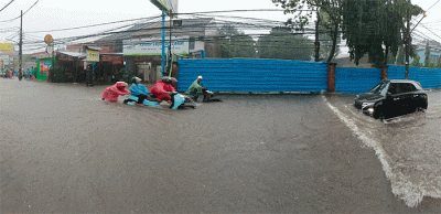 Pengendara menerobos banjir di Jalan Cirendeu Raya, Tangerang Selatan, Banten, Kamis (6/10/2022).