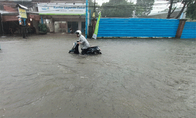 Pengendara menerobos banjir di Jalan Cirendeu Raya, Tangerang Selatan, Banten, Kamis (6/10/2022).
