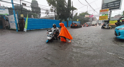 Pengendara menerobos banjir di Jalan Cirendeu Raya, Tangerang Selatan, Banten, Kamis (6/10/2022).