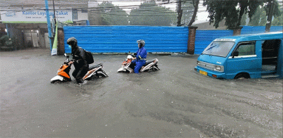 Pengendara menerobos banjir di Jalan Cirendeu Raya, Tangerang Selatan, Banten, Kamis (6/10/2022).