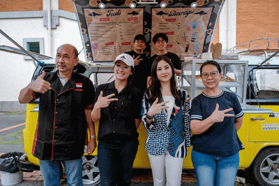 Wamenparekraf Angela Tanoesoedibjo mengunjungi sekaligus mencicipi sajian Food Truck yang berada di sekitar kawasan Bali International Convention Center.
