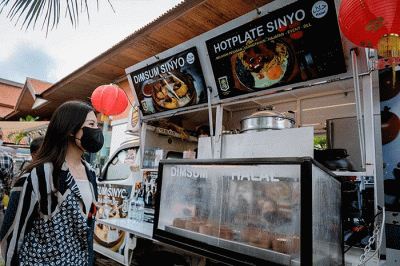 Wamenparekraf Angela Tanoesoedibjo mengunjungi sekaligus mencicipi sajian Food Truck yang berada di sekitar kawasan Bali International Convention Center.