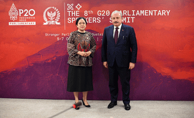 Ketua DPR RI Puan Maharani (kiri) memberikan cinderamata kepada Ketua Parlemen Turki Mustafa Sentop.