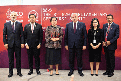 Ketua DPR RI Puan Maharani (kiri) memberikan cinderamata kepada Ketua Parlemen Turki Mustafa Sentop.