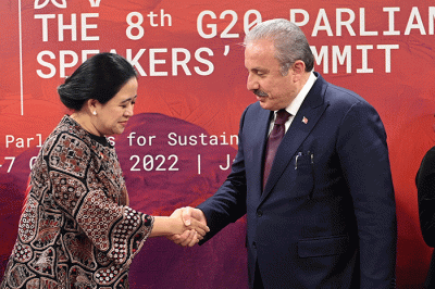 Ketua DPR RI Puan Maharani (kiri) memberikan cinderamata kepada Ketua Parlemen Turki Mustafa Sentop.